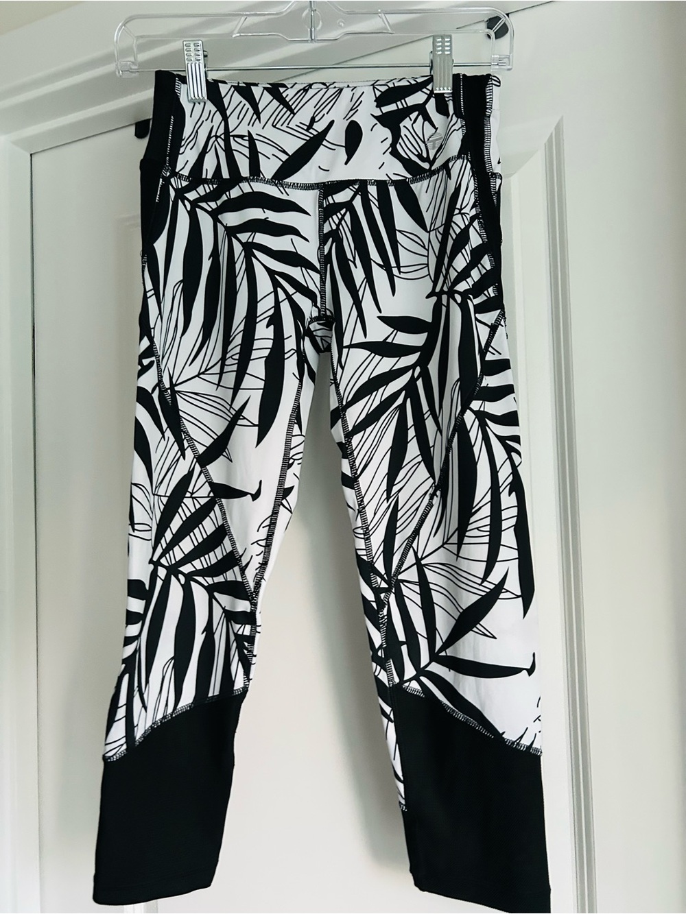 Therapy Brand Capri Leggings Black and White Palm Leaves Size Small
